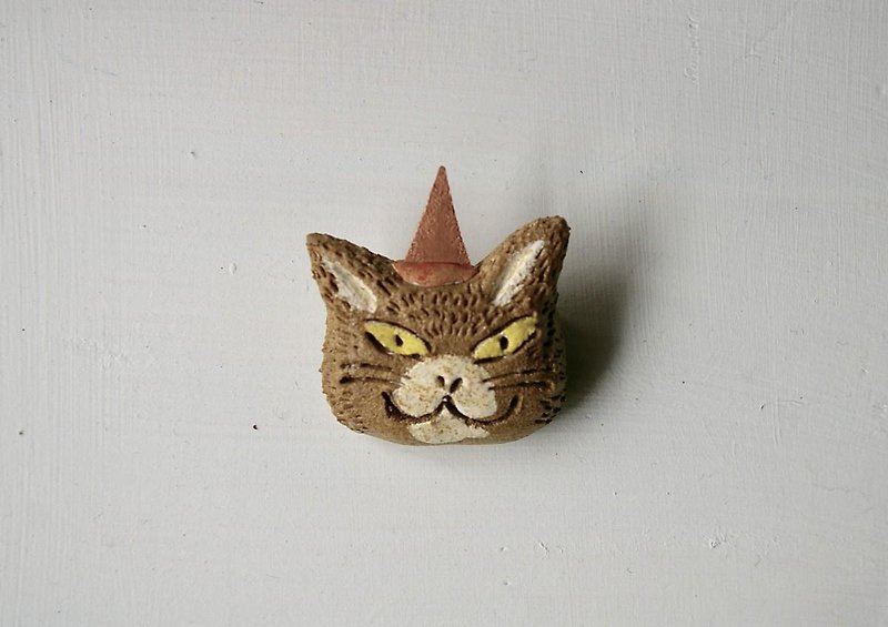 cat going to a party! broach パーティーに行くドラねこのブローチ - Brooches - Pottery Brown