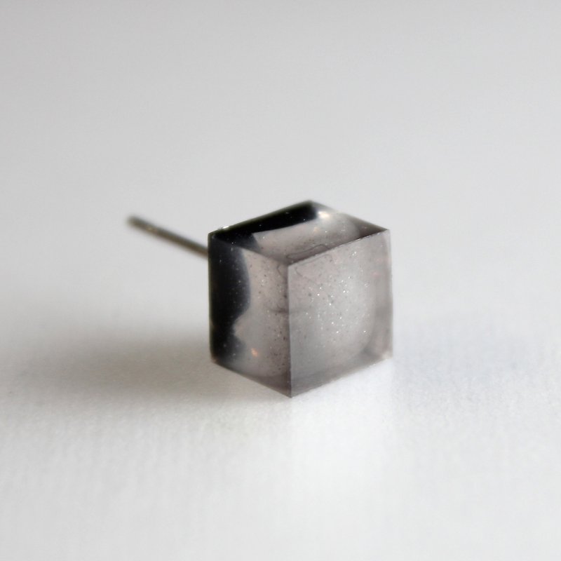 Gray resin earrings / 917 / square / white flame White Fire - Single - Earrings & Clip-ons - Plastic Gray