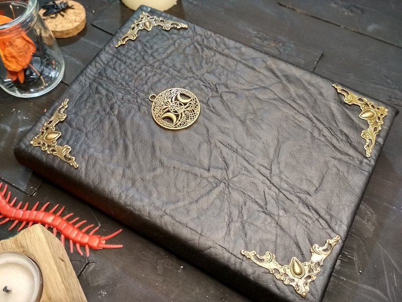 Practical magic book of shadows Old spell  book Witch grimoire journal handmade - สมุดบันทึก/สมุดปฏิทิน - กระดาษ สีดำ