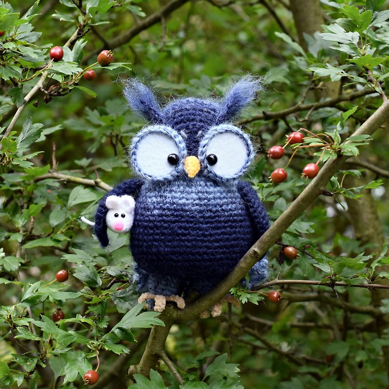 Sharondette the blue owl with a mouse, crocheted amigurumi stuffed toy decor - 公仔模型 - 羊毛 藍色
