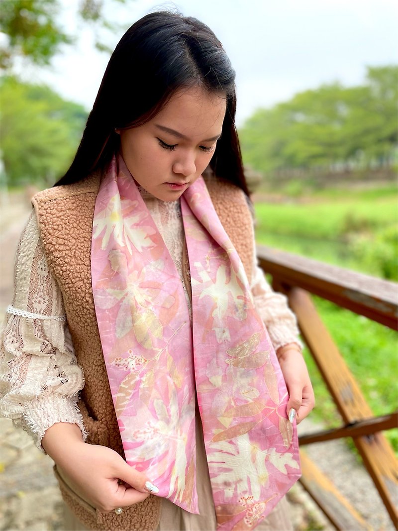 Flower and leaf printing and dyeing streamers, hair bands, plant printing and dyeing long silk scarves, Christmas gifts, exchange gifts - ผ้าพันคอ - ผ้าไหม สึชมพู