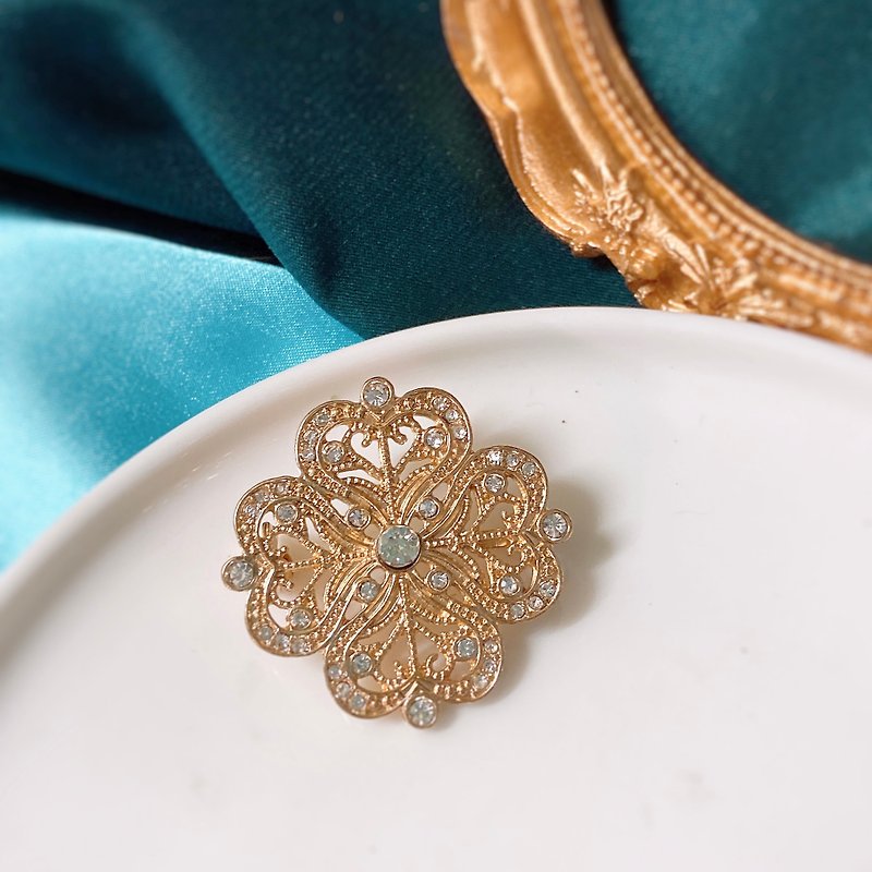 [Western Antique Jewelry] Flower Carved Basket Empty Filigree Petal Wreath Rhine Rhinestone Inlaid Brooch Brooch - เข็มกลัด - เครื่องประดับ สีส้ม