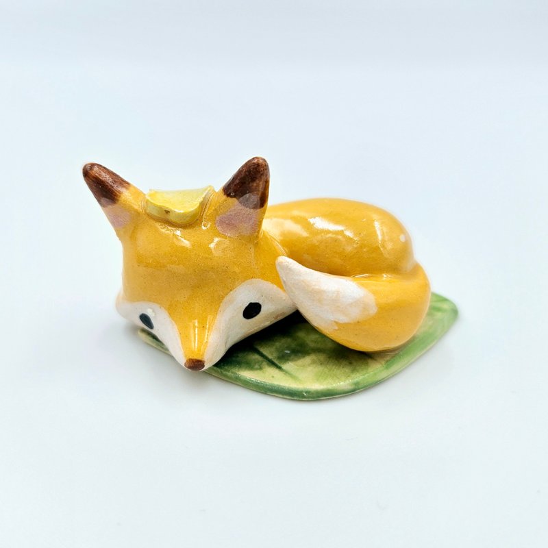 A little fox sleeps on a leaf. - Stuffed Dolls & Figurines - Pottery 