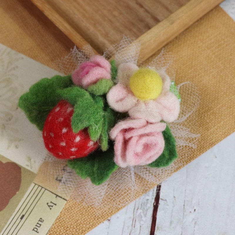 Wool Felt-Flower and Plant Series Children's Hair Accessories Strawberry Pink - Hair Accessories - Wool Multicolor
