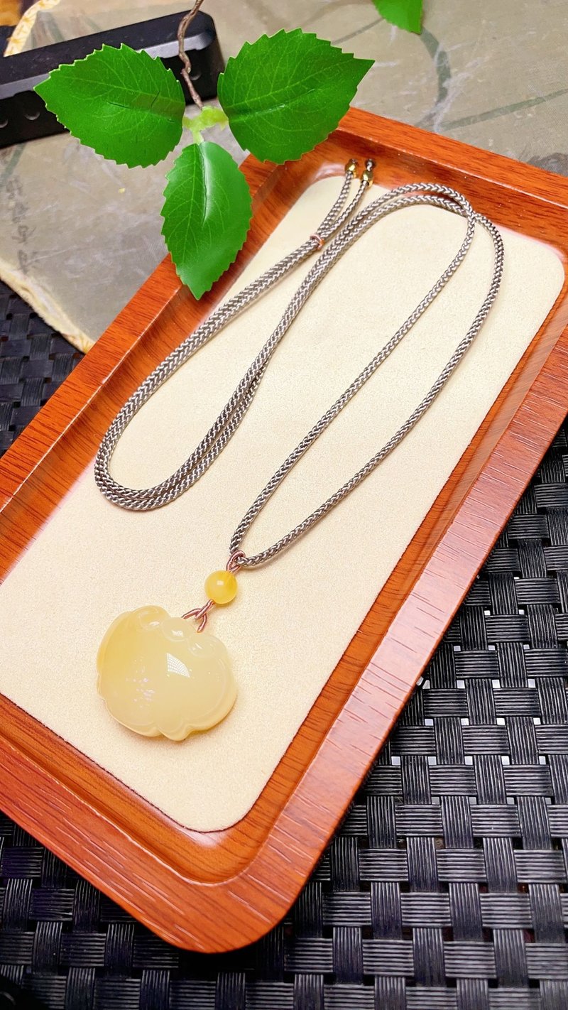 原創手工客製天然蜜蠟如意鎖吊墜 色澤油潤 規格22.3×29.4×13.2 - 吊飾/掛飾 - 水晶 