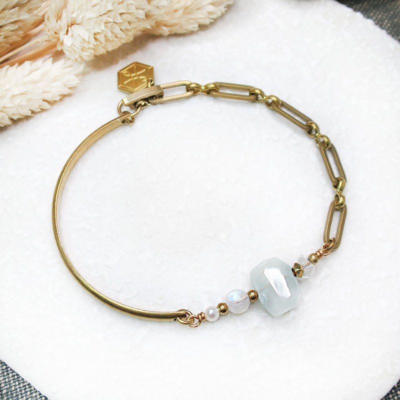 VIIART. Shallow pool. Pearl Moonlight Aquamarine Bracelet in Bronze| Original Natural Stone Bracelet - สร้อยข้อมือ - ทองแดงทองเหลือง สีน้ำเงิน