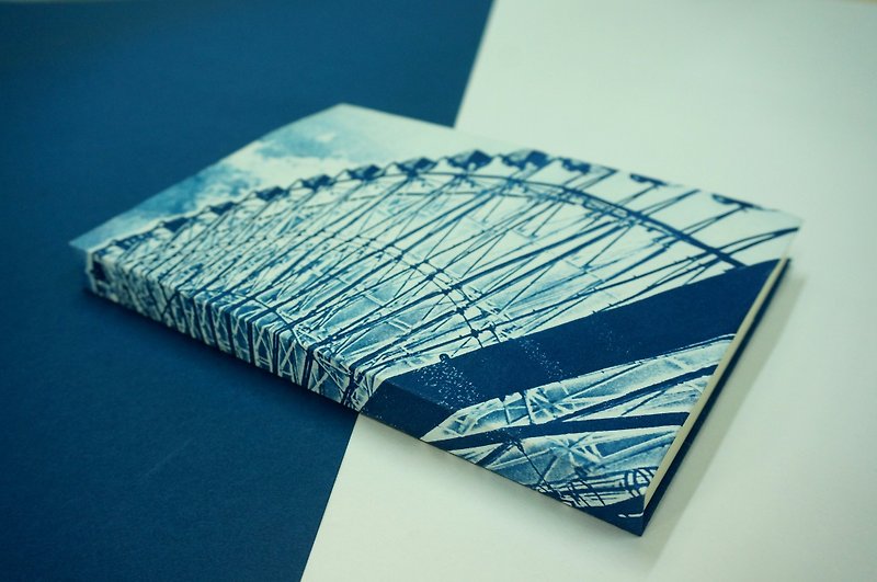 台灣美麗華摩天倫 手工筆記本 藍白色 規律 大小 格紋 - 筆記本/手帳 - 紙 白色