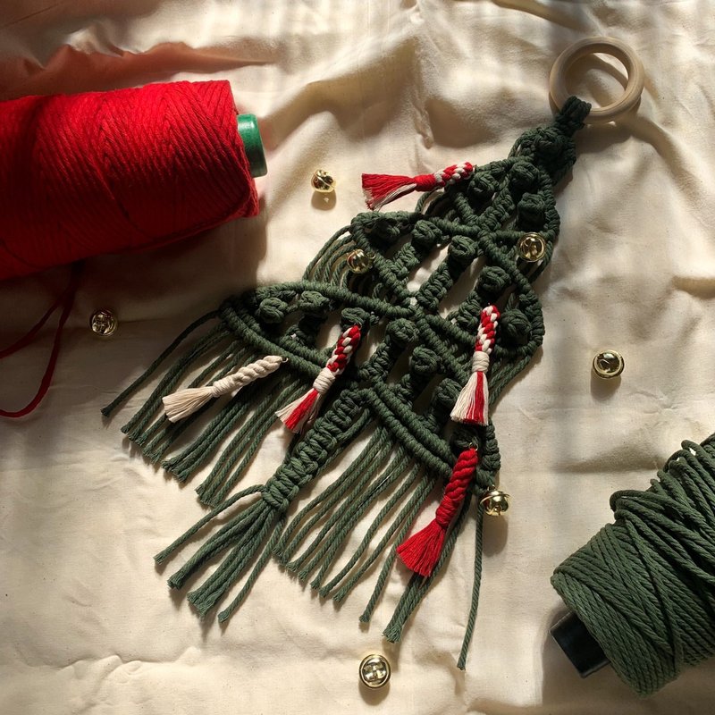 Macrame / Wall hanging / Mid-size wall hanging / Christmas Tree - ของวางตกแต่ง - ผ้าฝ้าย/ผ้าลินิน สีเขียว