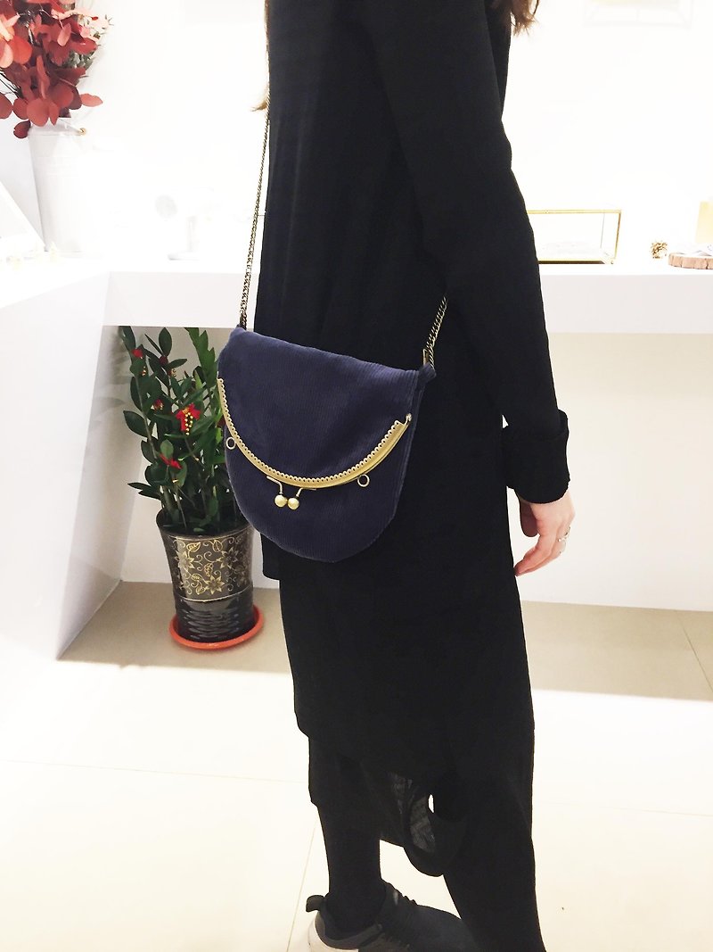 velvet clasp frame bag/with chain/ cosmetic bag - กระเป๋าคลัทช์ - ผ้าฝ้าย/ผ้าลินิน 