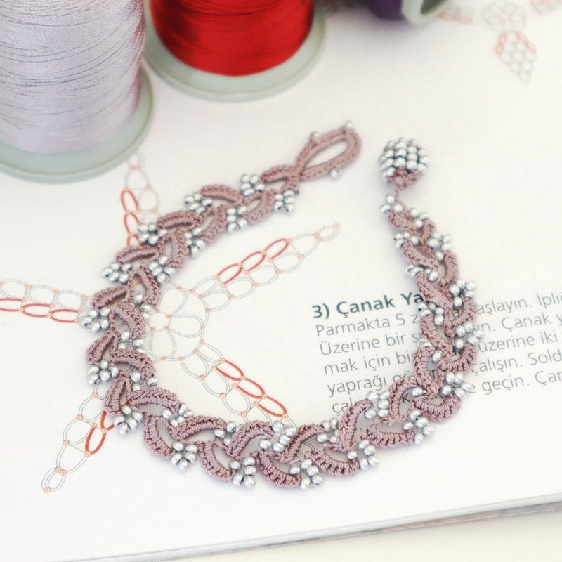 OYA crochet Bracelet 【RIVIERE】Mauve and Silver - สร้อยข้อมือ - งานปัก สีเทา