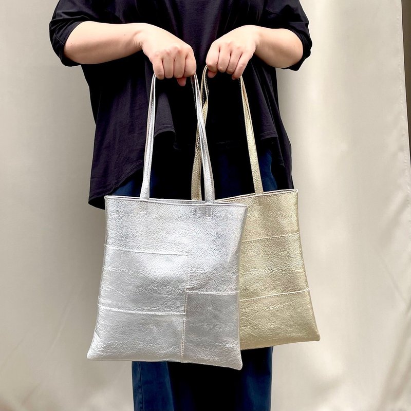 Pigskin flat bag metallic silver - กระเป๋าแมสเซนเจอร์ - หนังแท้ สีเงิน