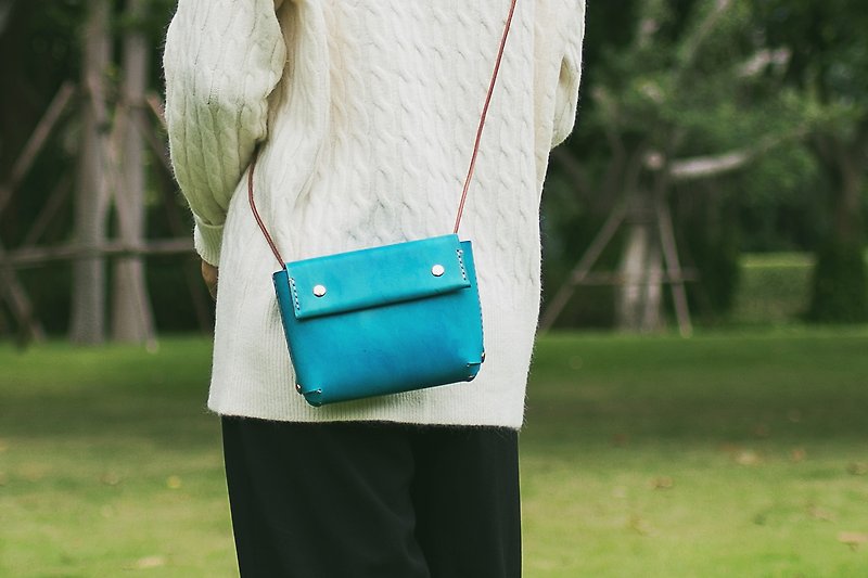 [Cutting line] Small eyes handmade leather handbags shoulder messenger bag small square bag clutch with magnetic closure - กระเป๋าคลัทช์ - หนังแท้ สีเขียว