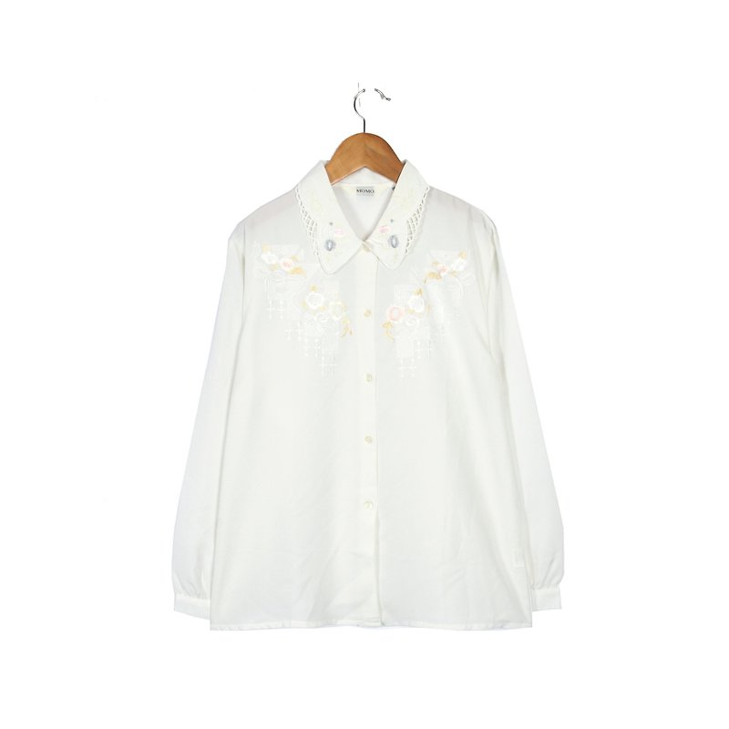 [Egg plant ancient] white snow embroidery pure white shirt - Women's Shirts - Polyester White