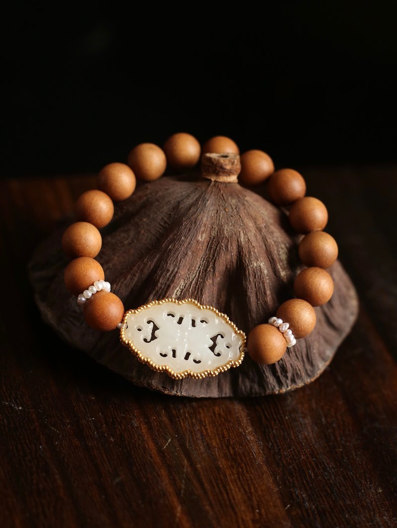 Indian natural old mountain sandalwood and Tian Baiyu flower brand design hand string hand-held skirt s - สร้อยข้อมือ - ไม้ สีนำ้ตาล