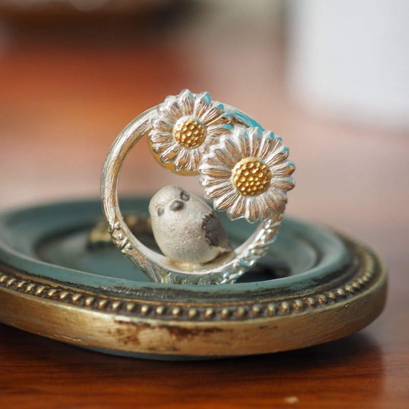 枝にとまるシマエナガと花のSilverピンブローチ - 徽章/別針 - 純銀 白色