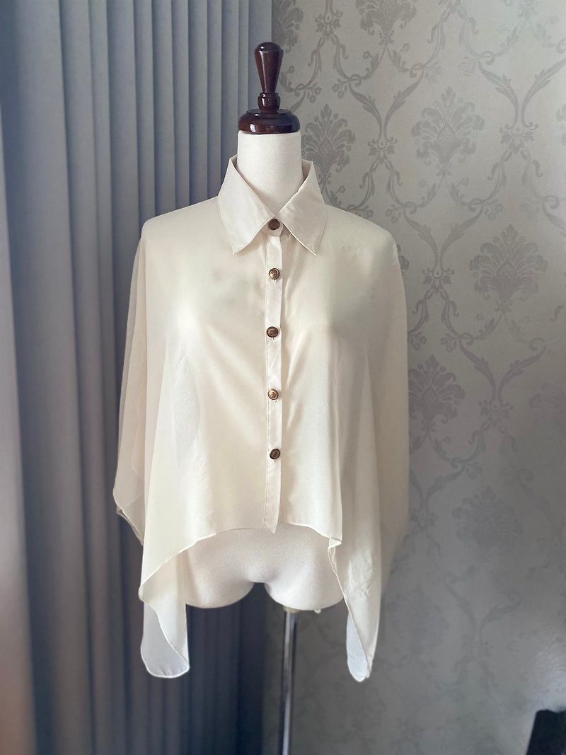 純白金釦斗篷式罩衫 - 女上衣/長袖上衣 - 聚酯纖維 白色