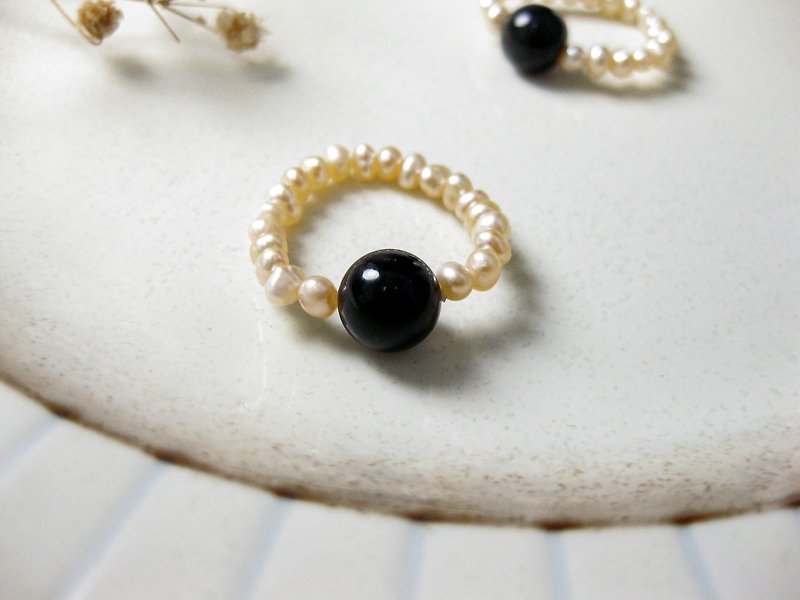 Bead string design ring obsidian + pink rice pearls/avoid evil spirits and cherish life/random shipment/ - แหวนทั่วไป - หิน สีดำ