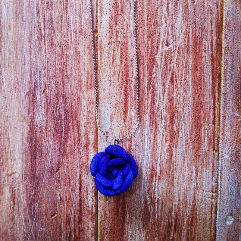 Leather rose necklace hand-dyed blue chain style can be exchanged for Kai handmade leather - สร้อยคอ - หนังแท้ สีน้ำเงิน