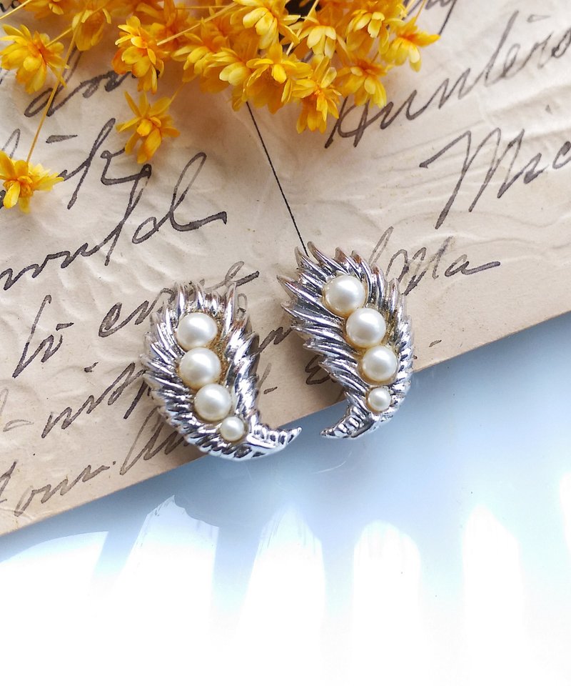 Vintage Jewelry 西洋古董飾品 TRIFARI 銀葉仿珠 夾式耳環 - 耳環/耳夾/耳骨夾 - 其他金屬 金色