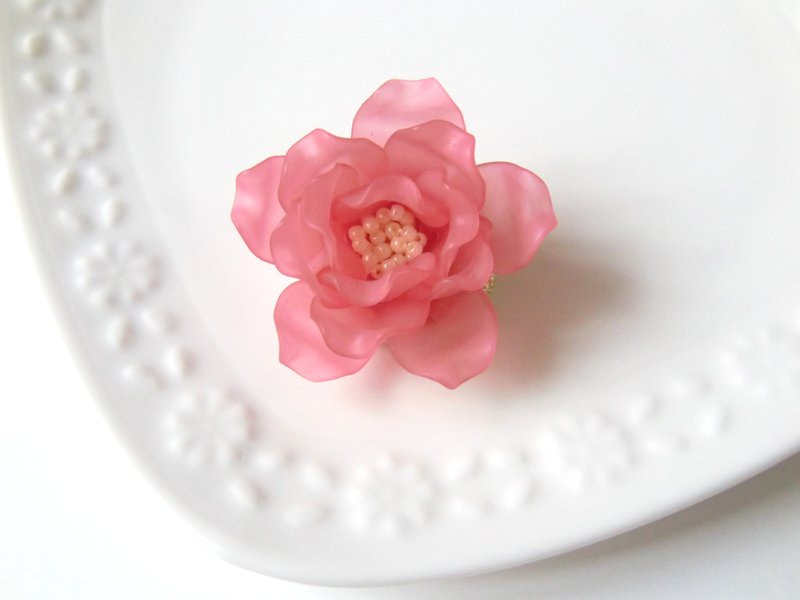 Rose Brooch Queen Elizabeth - Brooches - Plastic Pink