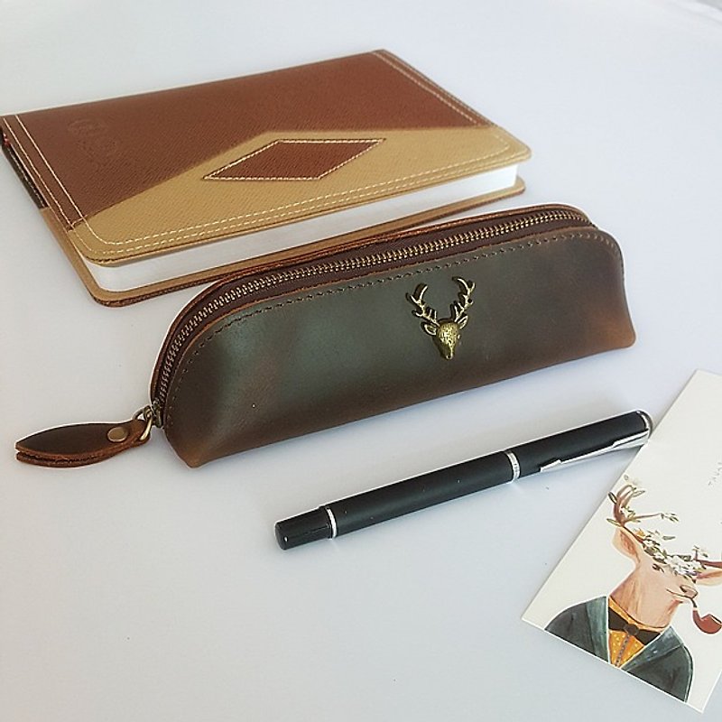 (50% off on the new first item) Engraving pencil case, pencil case storage bag, clutch bag, genuine cowhide crazy horse leather retro old deer birthday gift - กระเป๋าคลัทช์ - กระดาษ สีนำ้ตาล