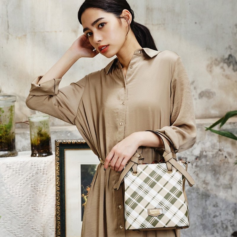 ANDERSON ANDERSON KNOT Classic Plaid Vertical Mini Square Bag - Milk Tea - กระเป๋าถือ - หนังเทียม สีกากี