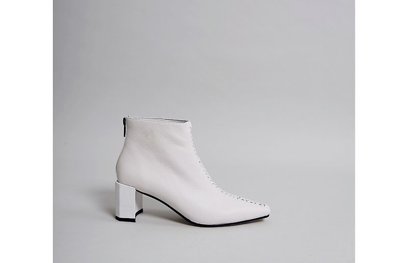 Small square head tangential hexagonal thick heel boots white - รองเท้าบูทสั้นผู้หญิง - หนังแท้ ขาว