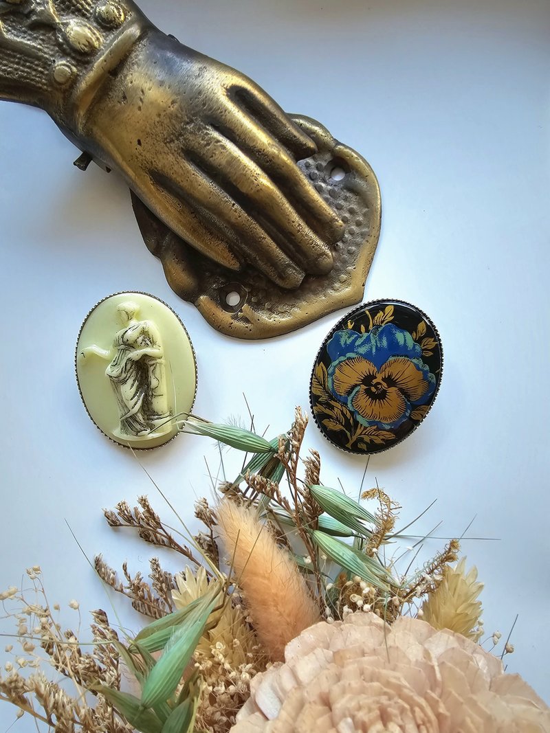 希臘女神cameo黑金三色堇/胸針/別針/vintage西洋古董飾品 - 胸針 - 其他材質 