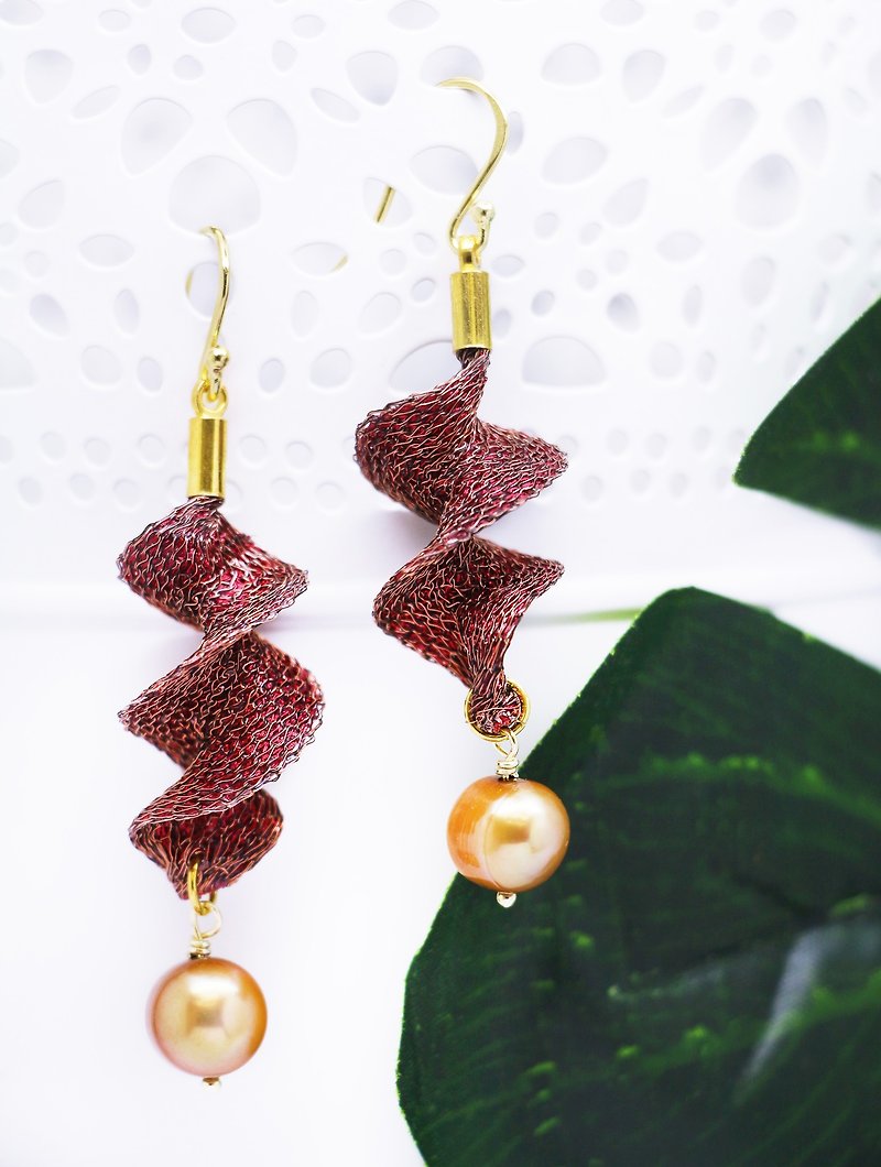 Edith & Jaz • Freshwater Pearl Twist Earrings – Reddish Brown Color - ต่างหู - โลหะ สีแดง