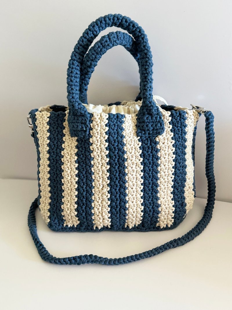 Crochet stripe crossbody tote bag - กระเป๋าถือ - ผ้าฝ้าย/ผ้าลินิน สีน้ำเงิน