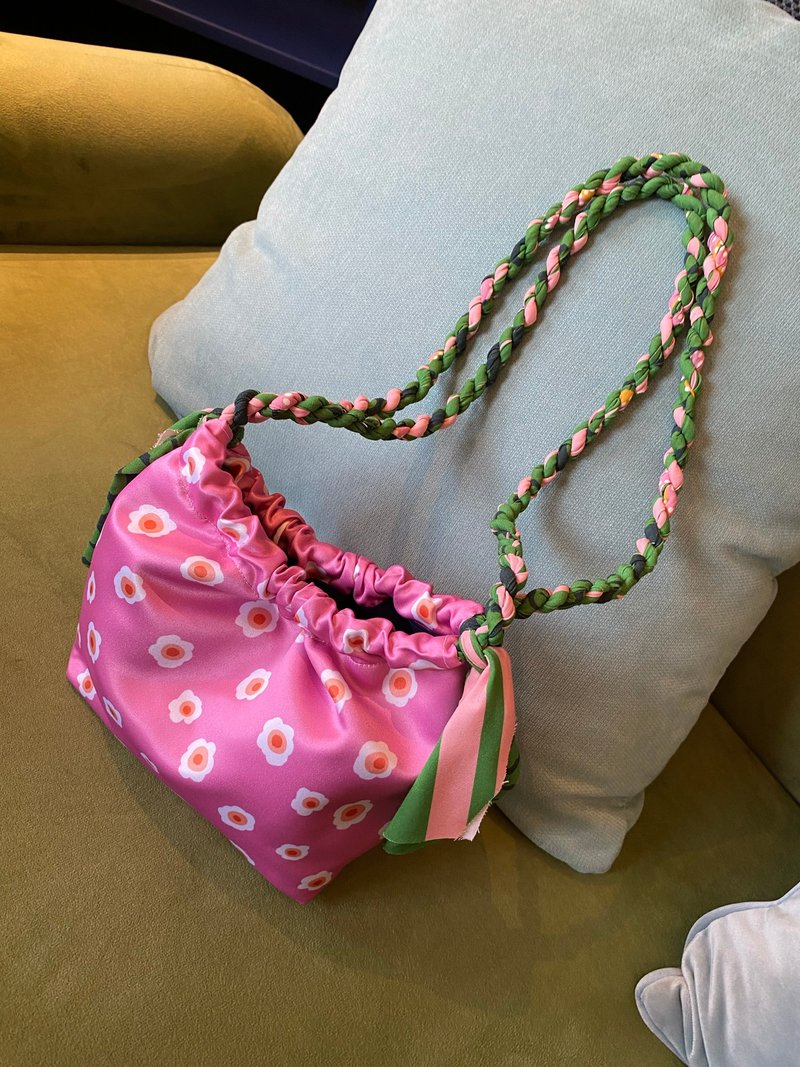 กระเป๋า Twist Bag ลาย Petite Garden (Pink) - กระเป๋าถือ - วัสดุอื่นๆ สึชมพู