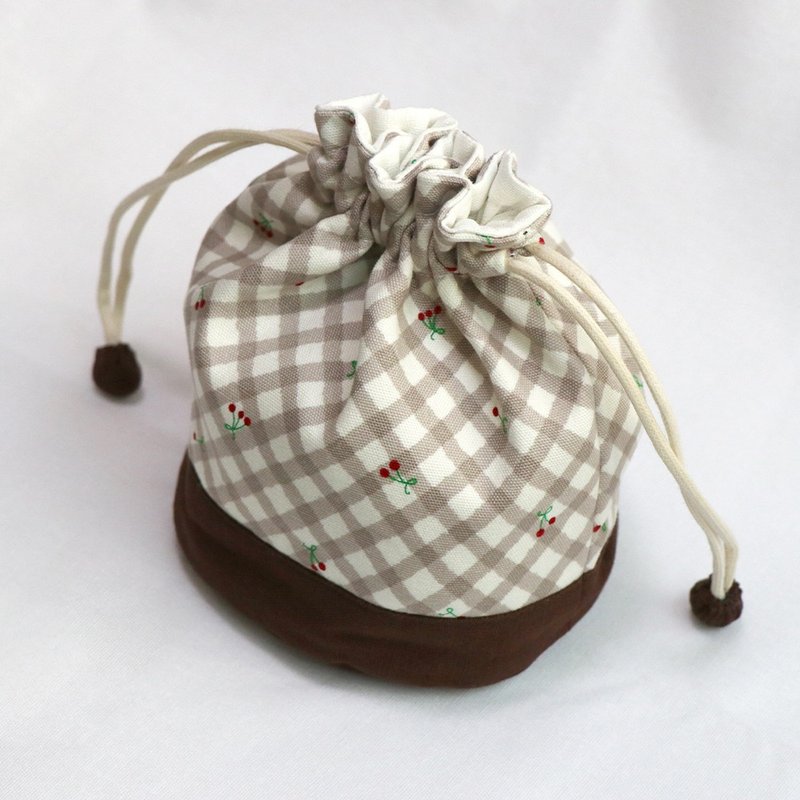 【 MY HANDMADE 】Cherry Check 櫻桃束口袋 l 日本棉 - 束口袋/束口背包/水桶包 - 棉．麻 咖啡色