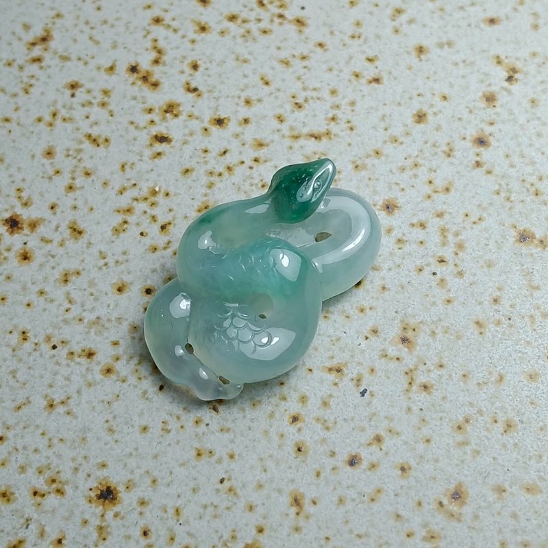 J0106天然翡翠A貨 . 冰種冰綠飄花青竹絲蛇蛇.撞大運.掛飾. - 擺飾/家飾品 - 玉石 