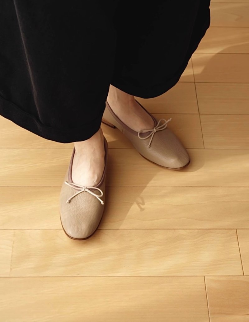 Goat leather light and soft ballet shoes milk tea gray - รองเท้าหนังผู้หญิง - หนังแท้ สีเทา