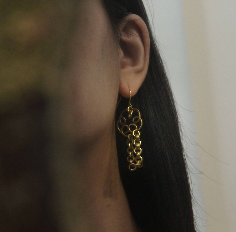 Sweet and Cool Flower Chain Bronze Earrings (Old) - ต่างหู - ทองแดงทองเหลือง สีทอง
