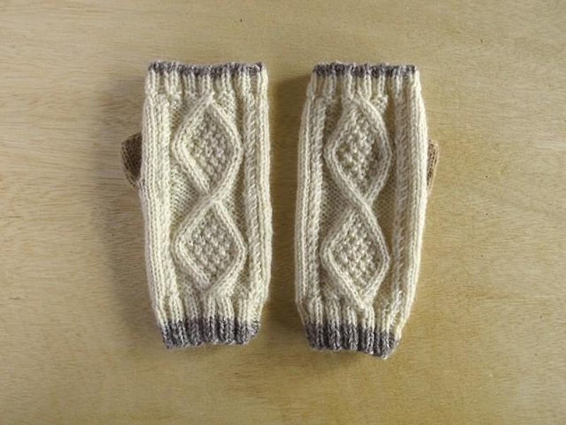 No finger of diamond pattern mitten vanilla × Camel - Women's Sweaters - Cotton & Hemp White