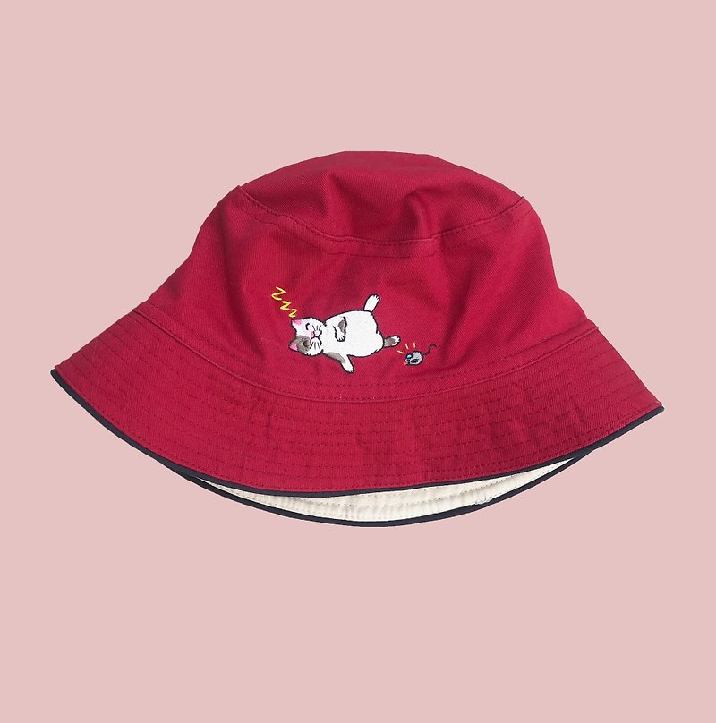 หมวก Bucket Hats / ลายเพื่อนรักแมวกับหนูหลับคู่กัน - หมวก - ผ้าฝ้าย/ผ้าลินิน สีแดง