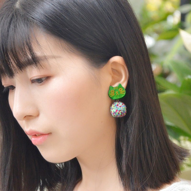 Playful cute cat plush ball earrings Sen girl fresh gift - ต่างหู - เรซิน สีเขียว
