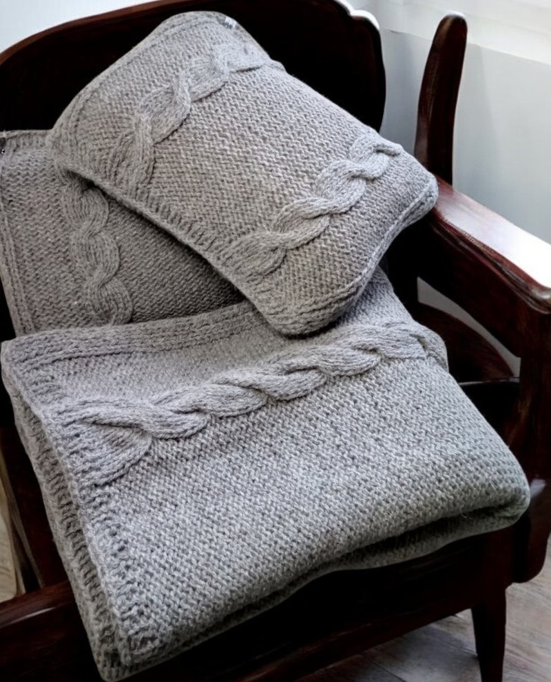 Large knitted gray blanket with braids and two pillowcases made of natural sheep - 棉被/毛毯 - 羊毛 灰色