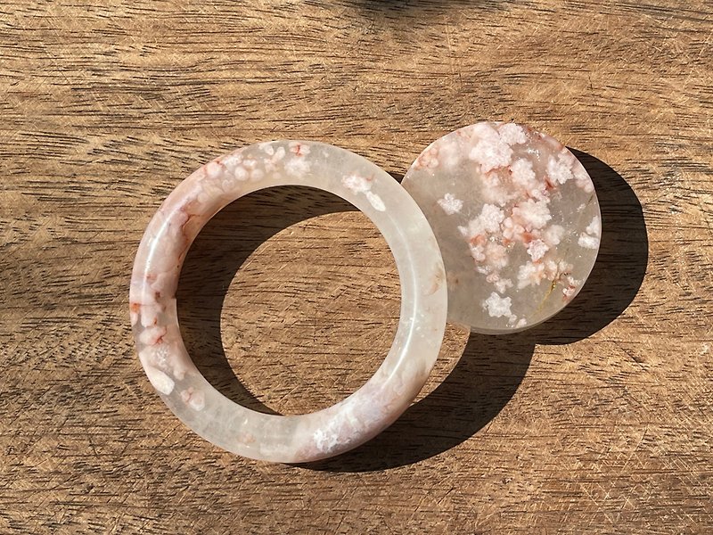 氷の結晶桜 - 桜瑪瑙。丸いブレスレット。ホワイト水晶と瑪瑙の花の共生 - ブレスレット - クリスタル 透明