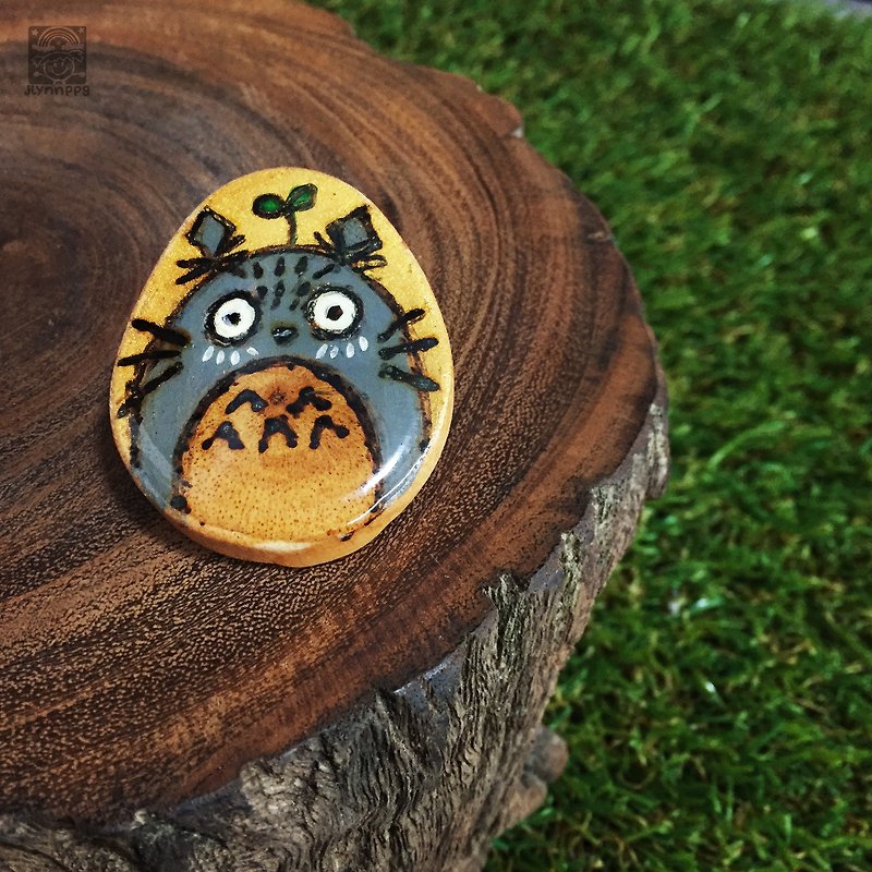 Hand painted Totoro wooden badge - เข็มกลัด - ไม้ สีนำ้ตาล