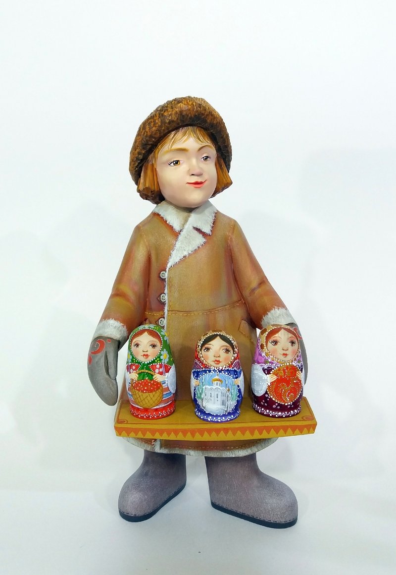 一个男孩的木制小雕像与俄罗斯套娃22厘米8.66英寸。完全手工制作 - 擺飾/家飾品 - 木頭 多色