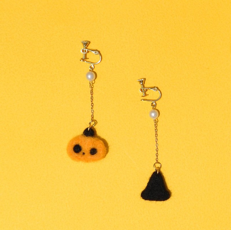 Halloween black witch hat × pumpkin wool felt earrings / Clip-On - ต่างหู - ขนแกะ หลากหลายสี