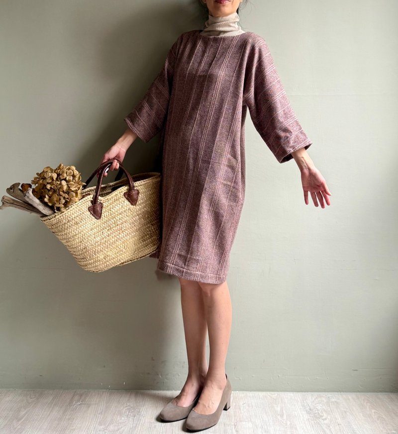 相思樹/豆沙灰粉緹花條紋毛料七分袖直筒短版洋裝WOOL - 女上衣/長袖上衣 - 棉．麻 