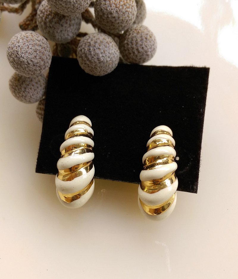 [Western antique jewelry / old age] Les Bernard white classic clip earrings - Earrings & Clip-ons - Other Metals White