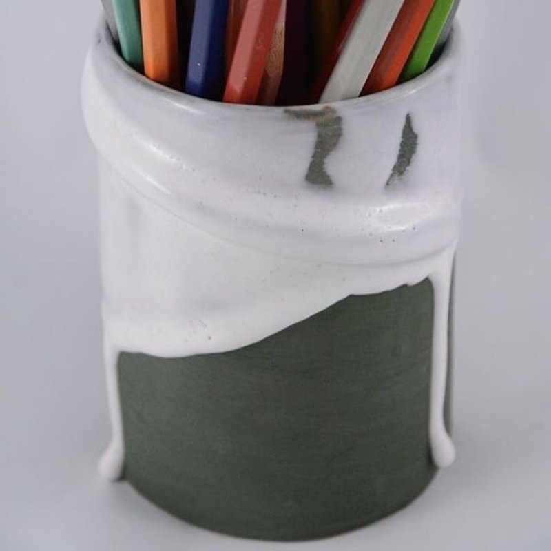 Unpredictable Flow (pen holder) - กล่องใส่ปากกา - ดินเผา สีเขียว