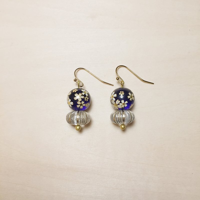 Vintage transparent dark blue cherry blossom glass earrings - ต่างหู - กระจกลาย สีน้ำเงิน