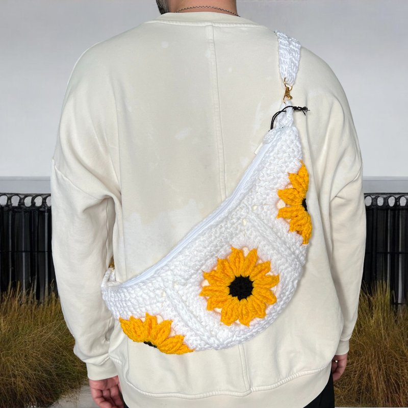 Granny Square Crochet Crossbody Bum Sling Bag with lining inside sunflower - กระเป๋าแมสเซนเจอร์ - วัสดุอื่นๆ ขาว