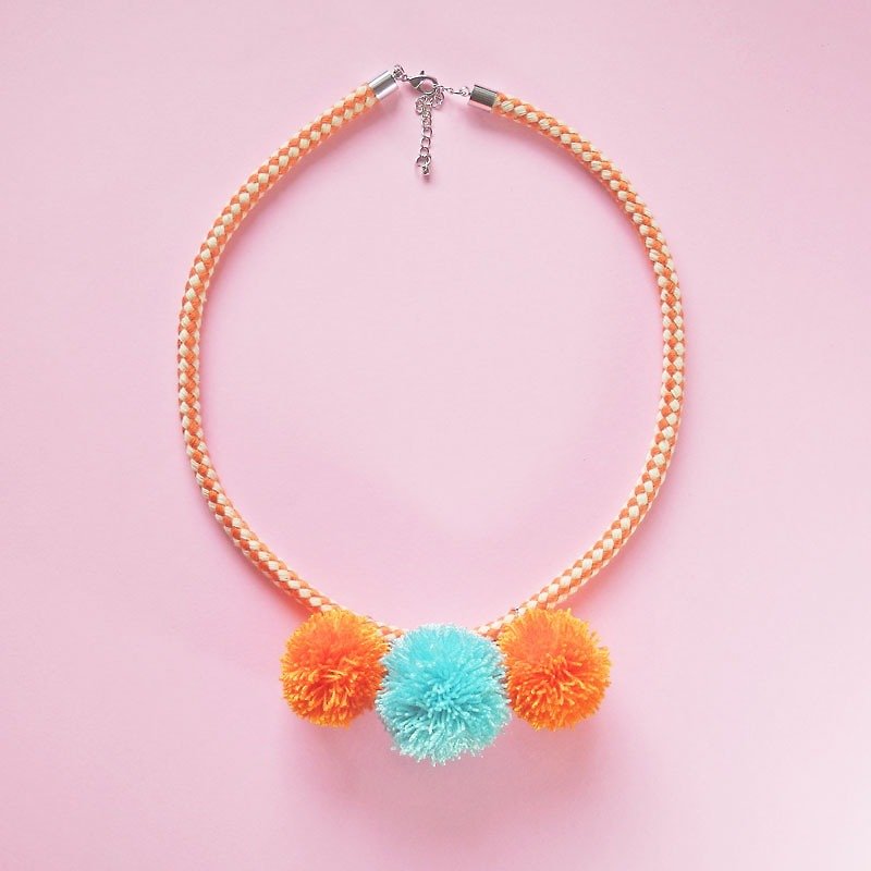 Handmade necklace. handmade jewelry. yarn pompom - สร้อยคอ - เส้นใยสังเคราะห์ สีส้ม