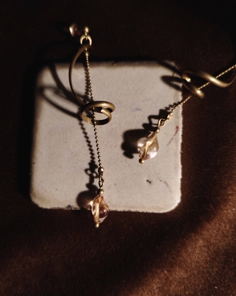 繾綣 珠鏈垂墜長耳環 - 粉 - 耳環/耳夾/耳骨夾 - 銅/黃銅 金色